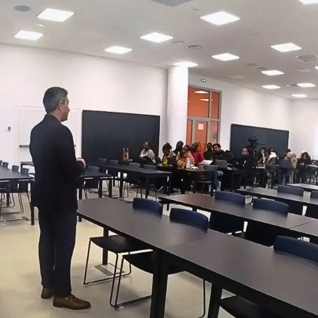 Aziz Mimoudi standing in front of a class in a UM6P classroom